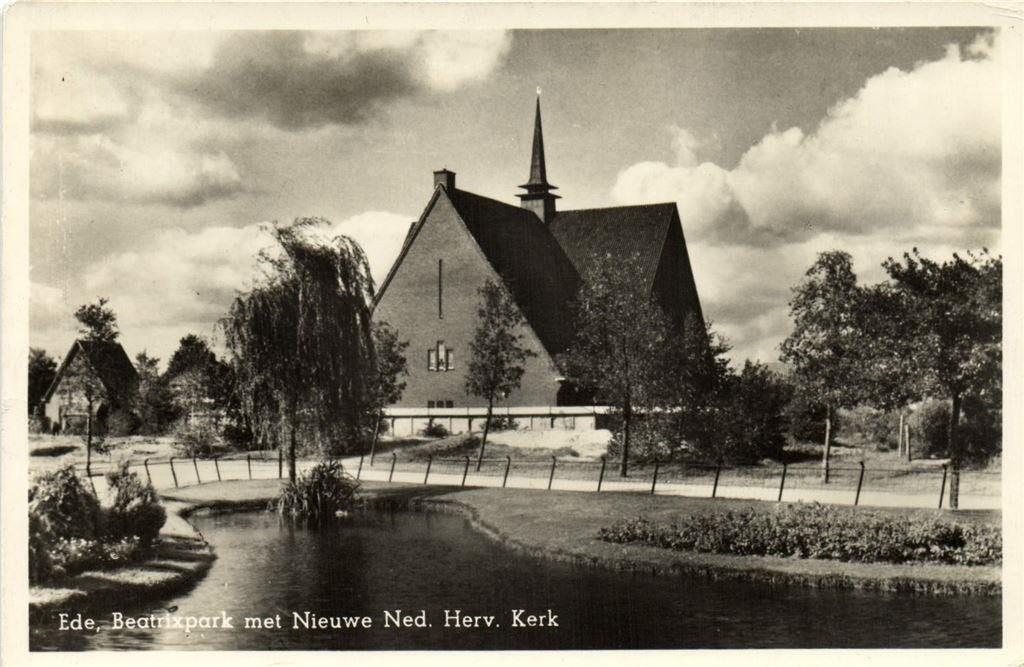 Ede, Beatrixpark met Nieuwe Ned. Herv. Kerk - 1959 gelopen, Ophalen of Verzenden, 1940 tot 1960, Gelopen, Gelderland