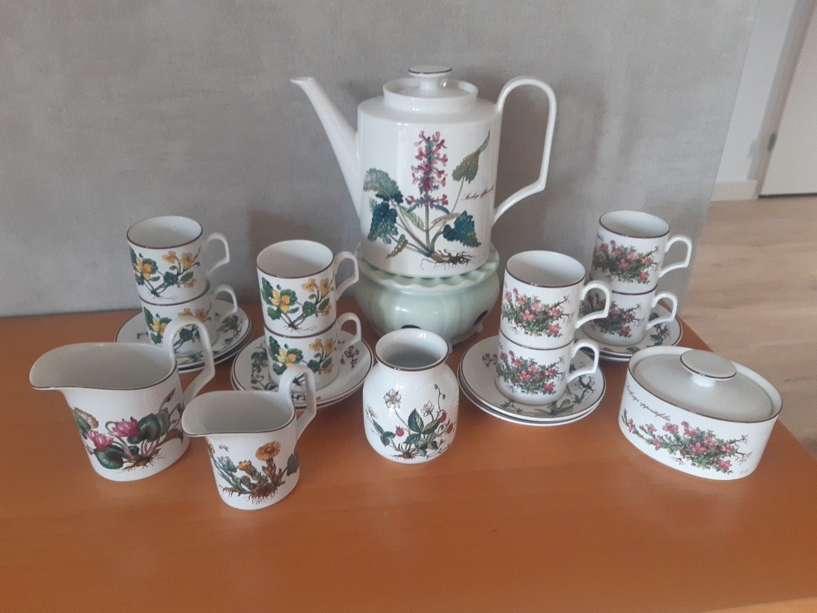 Servies Douwe Egberts., Ophalen, Zo goed als nieuw, Overige stijlen, Kop(pen) en/of Schotel(s)