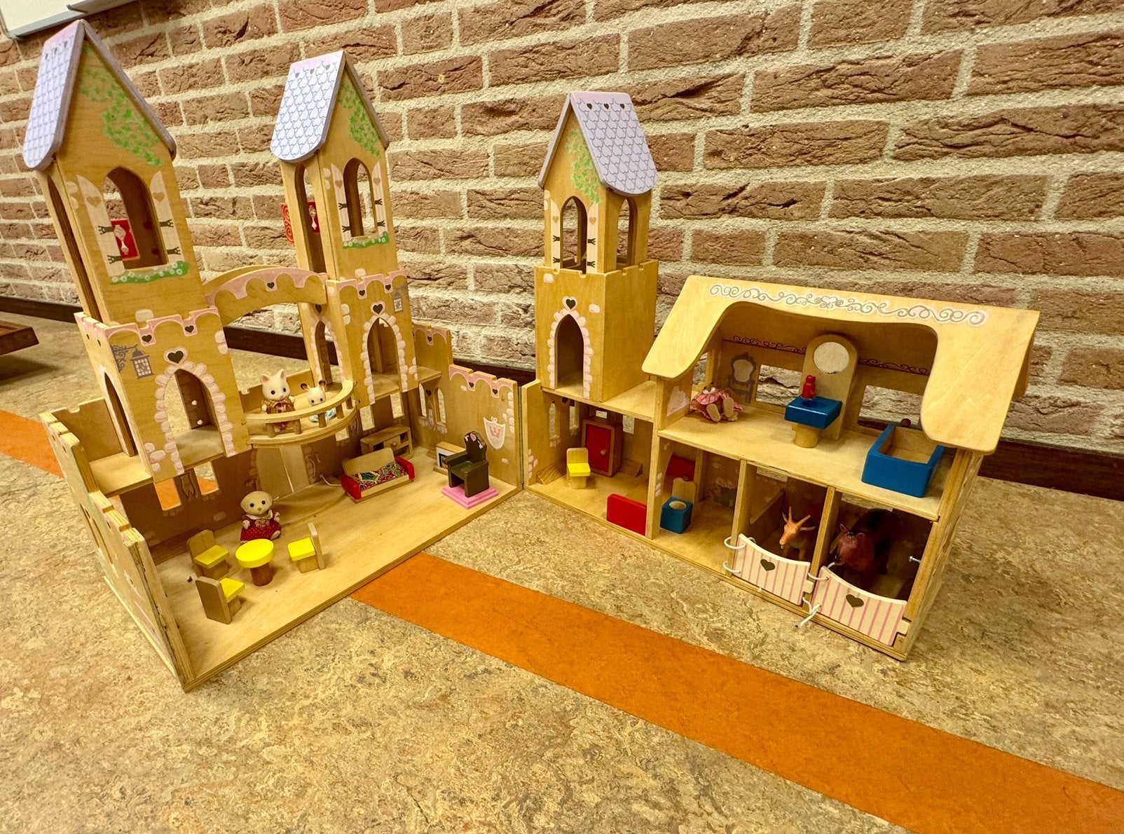Kasteel- poppenhuis, Kinderen en Baby's, Ophalen of Verzenden, Zo goed als nieuw, Poppenhuis