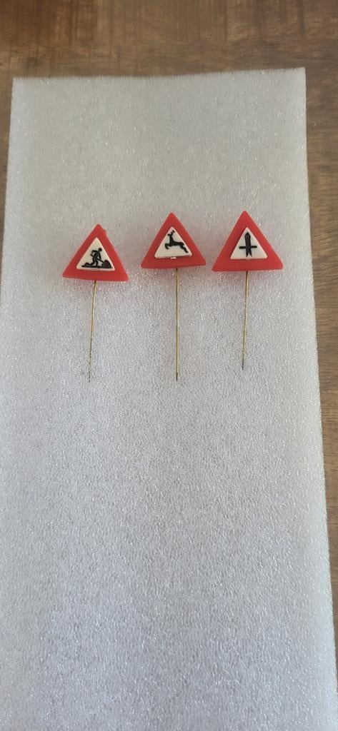 Set van 3 vintage verkeersbord speldjes/pins, Ophalen of Verzenden, Gebruikt, Overige onderwerpen, Speldje of Pin