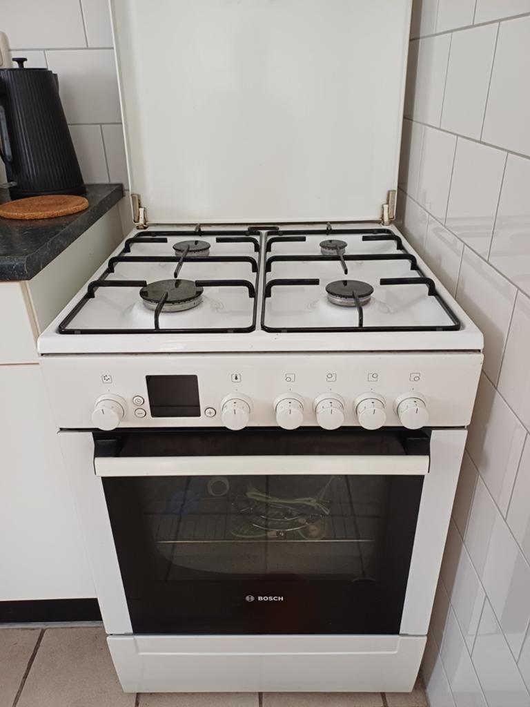 Bosch gasfornuis, Ophalen, 4 kookzones, Zo goed als nieuw, Gas