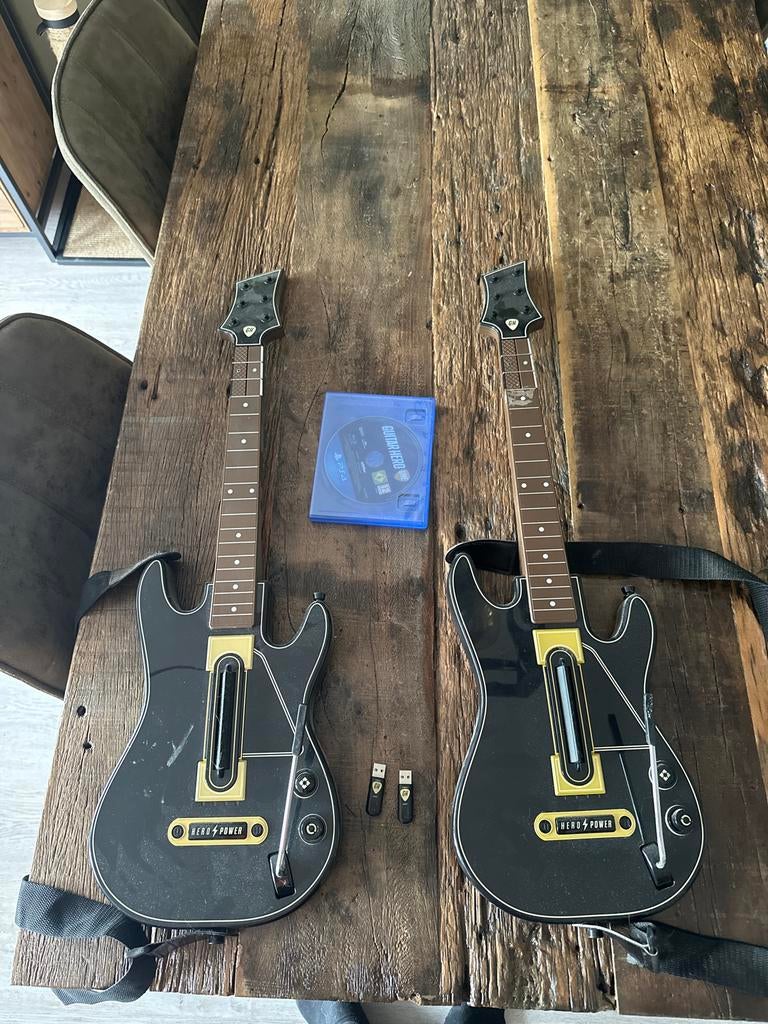 Guitar Hero Live game + 2 gitaren (1 kapot)+ 2 dongles, Ophalen of Verzenden, Gebruikt, Zwart, Met games