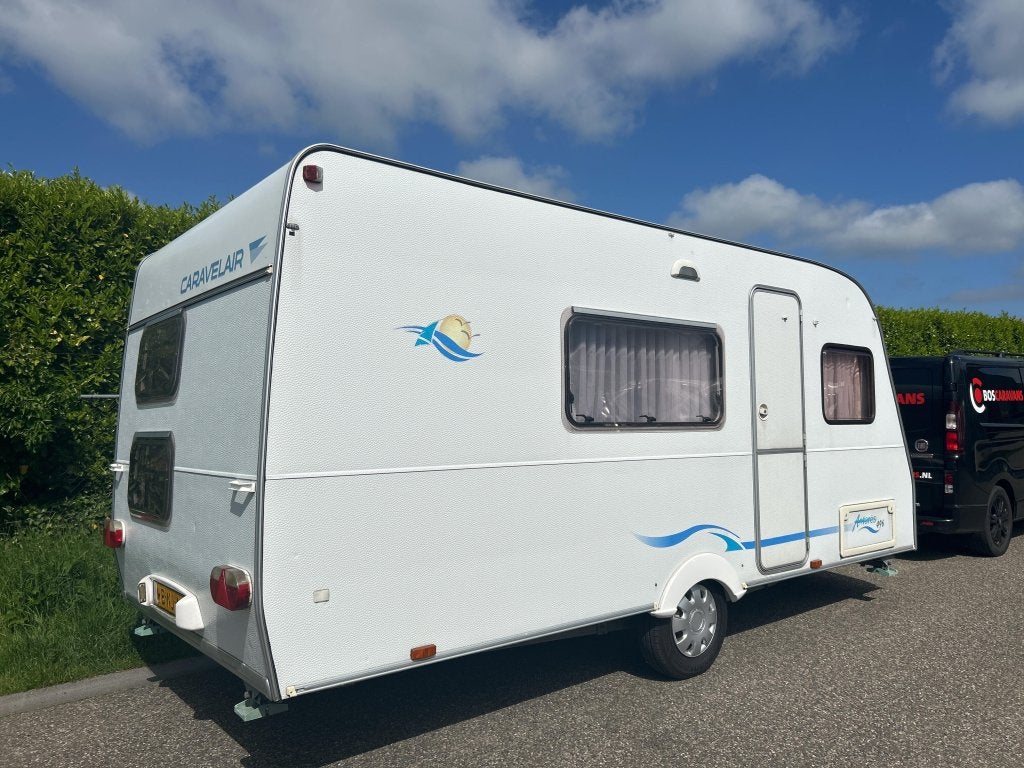 CARAVELAIR 496 Antares Luxe VOORTENT, VAST BED, STAPELBED, Overige typen, Treinzit, 750 - 1000 kg, Schokbreker
