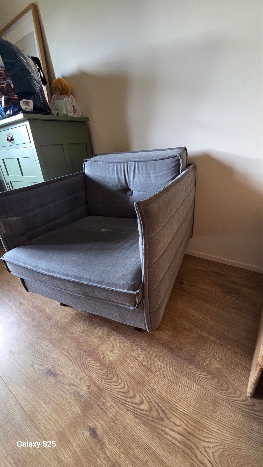 Comfortabele grijze fauteuil - Ideaal voor elke kamer, Huis en Inrichting, Fauteuils, Ophalen, Gebruikt, Minder dan 75 cm, 75 tot 100 cm