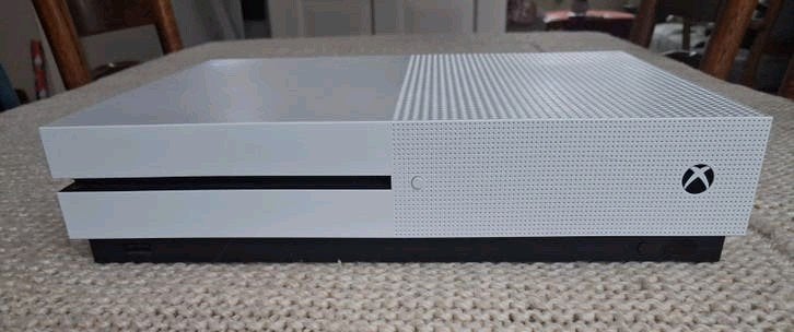 Xbox One S 1TB met kabels en 2 spellen (zonder controllers), Ophalen of Verzenden, Gebruikt, Sport, Vanaf 3 jaar