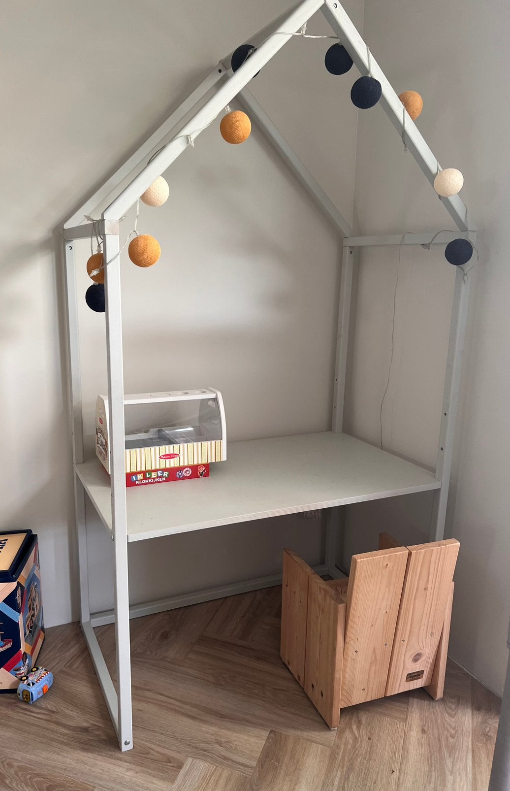 Kinderbureau huisje – in hoogte verstelbaar, Huis en Inrichting, Bureaus, Ophalen, In hoogte verstelbaar, Zo goed als nieuw