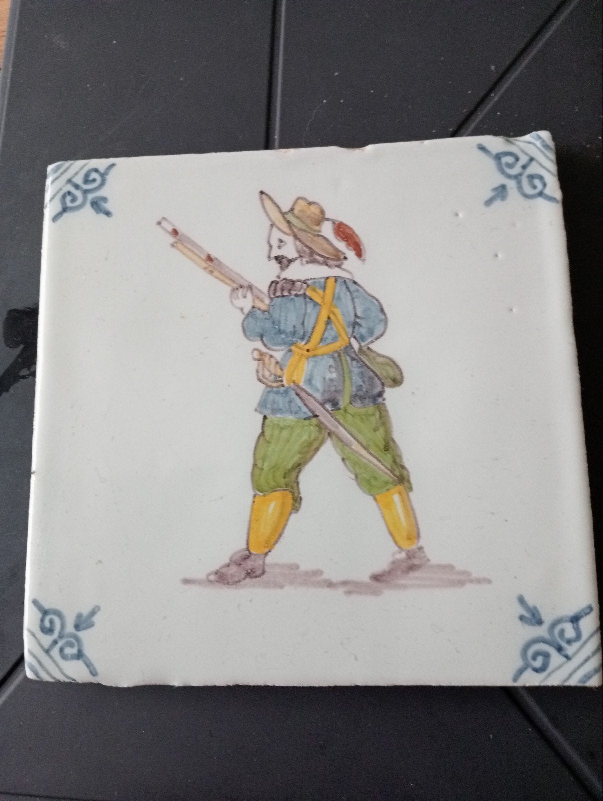 Antieke Delfts Blauw Tegel met Musketier, Ophalen of Verzenden