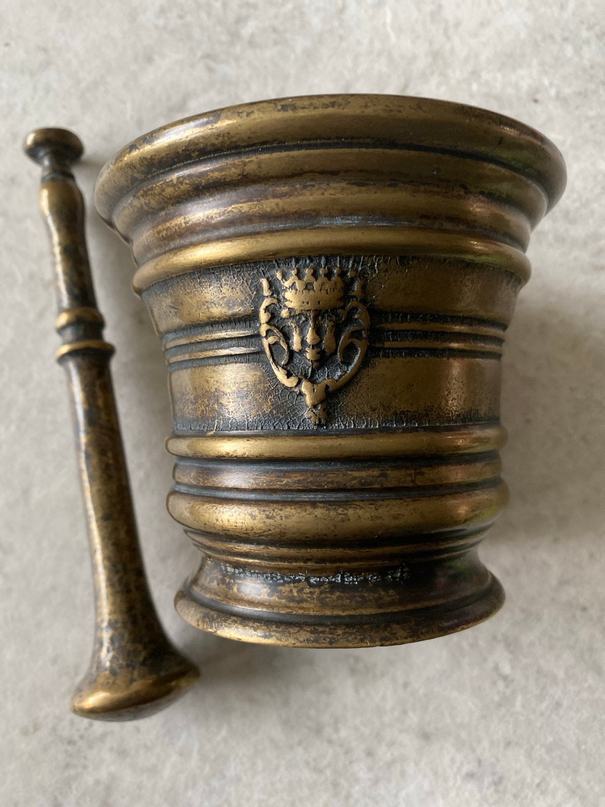 Antieke bronzen vijzel met stamper, Ophalen of Verzenden, Brons