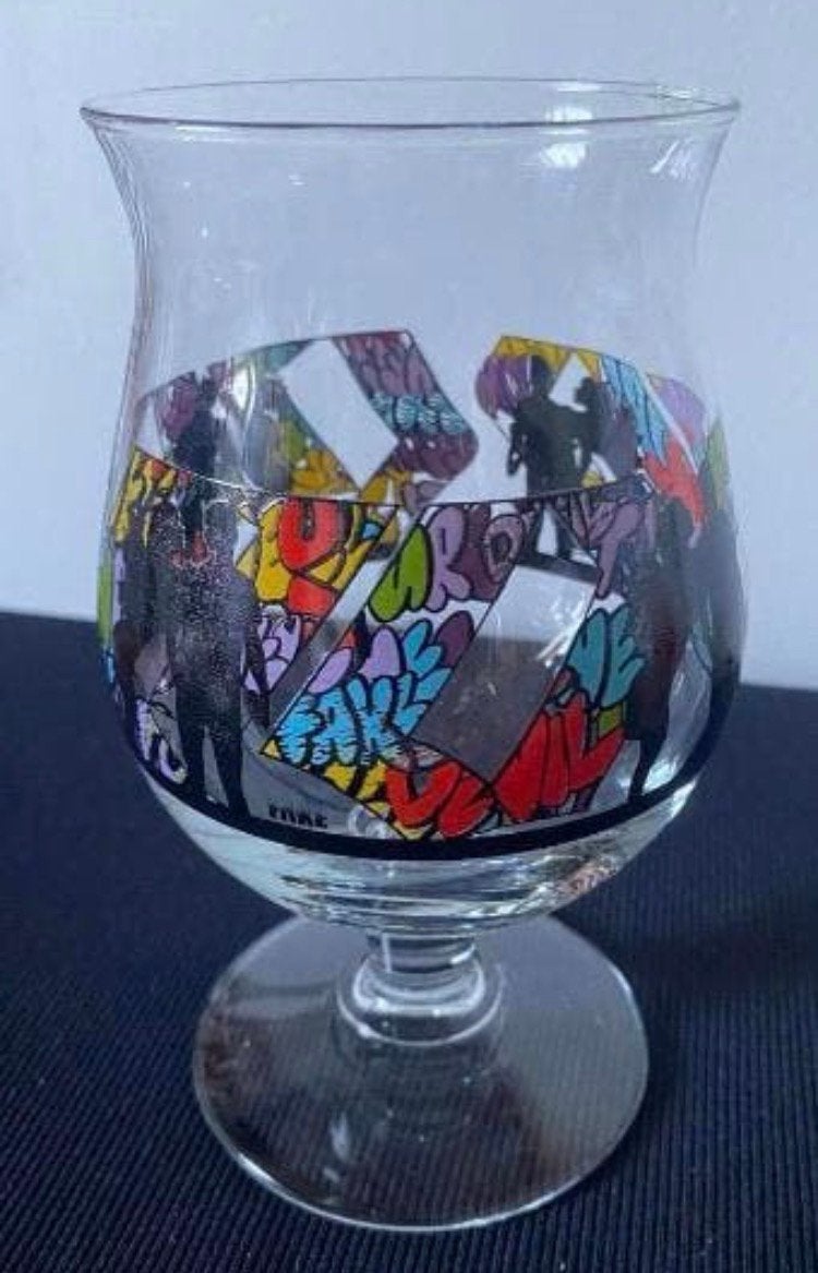 Bierglas op voet van Duvel. Artist Collection “I am FAKE", Ophalen of Verzenden, Zo goed als nieuw, Glas of Glazen, Duvel
