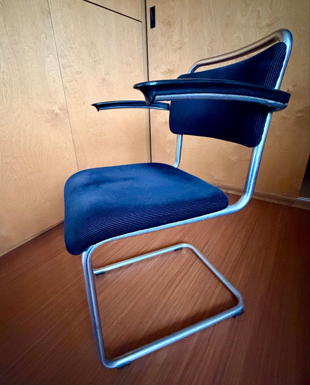 Gispen Buisframe stoel met scheur (zie foto en beschrijving), Ophalen, Gebruikt, Blauw, Metaal