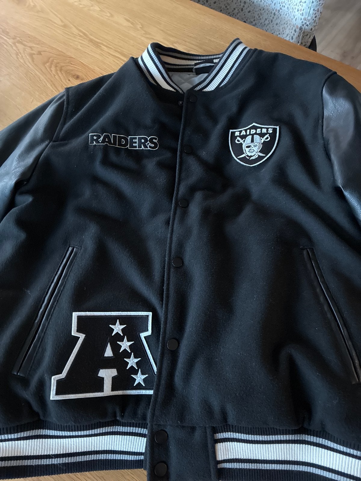 NFL Las Vegas Raiders Varsity Jacket - Maat 2XL, Ophalen of Verzenden, Zo goed als nieuw, Overige maten, Zwart
