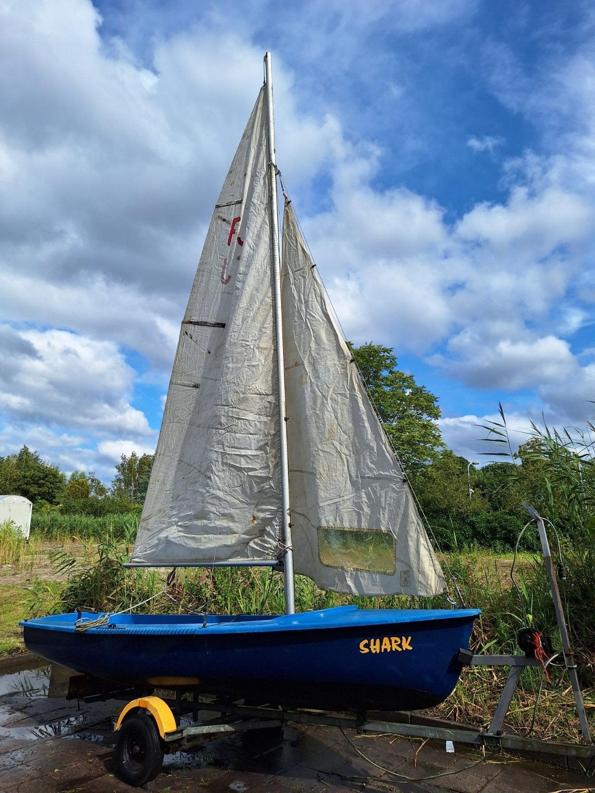 Zeilboot 'Shark' met trailer, Ophalen, Gebruikt, Polyester, Inclusief zeilen