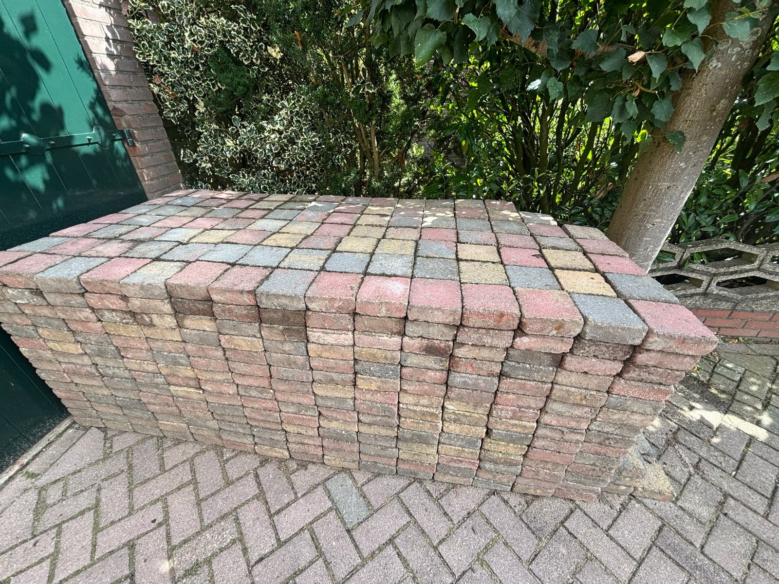 Z.s.m. ophalen terrastegels rood/geel/grijs - ca. 32 m², Tuin en Terras, Ophalen, Gebruikt, 10 m² of meer, Beton