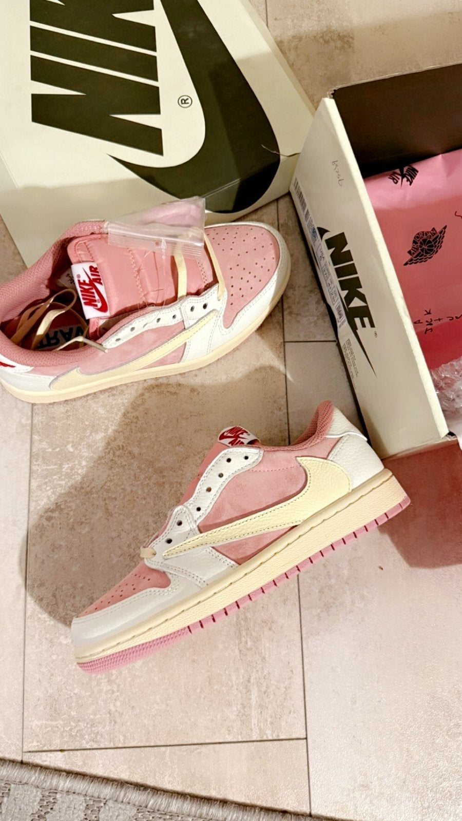Travis Scott (nike schoenen), Ophalen of Verzenden, Roze, Sneakers of Gympen, Zo goed als nieuw