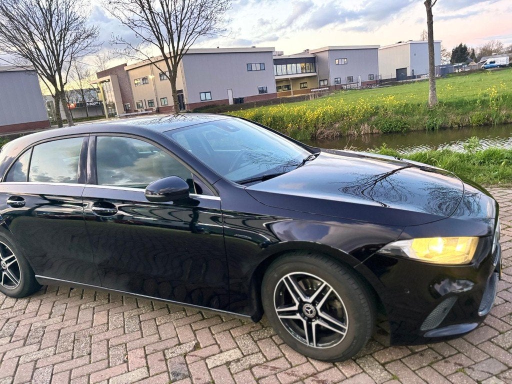 Mercedes-Benz A-Klasse A 160 109pk 2019 Zwart, Auto's, Mercedes-Benz, Voorwielaandrijving, 4 cilinders, Leder en Stof, Zwart