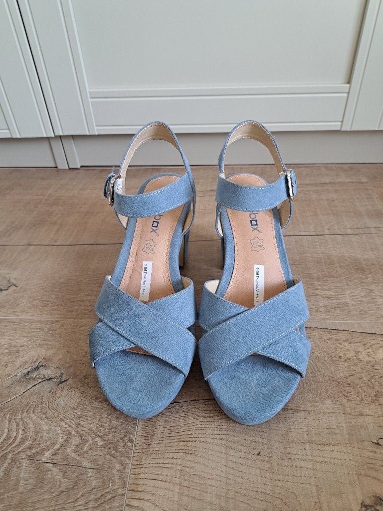 Blue Box lichtblauwe sandalen met blokhak - maat 39., Blauw, Zo goed als nieuw, Sandalen of Muiltjes, Ophalen of Verzenden