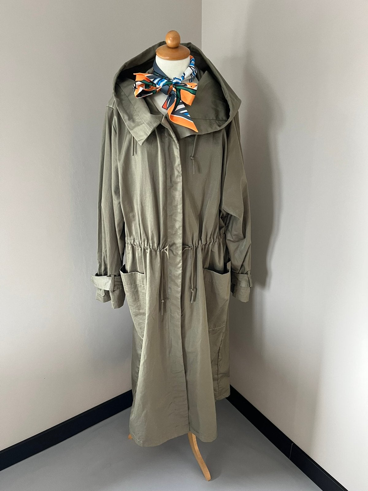 Nieuw!  WithBlack trenchcoat khaki groen L, Kleding | Dames, Ophalen of Verzenden, Zo goed als nieuw, Maat 38/40 (M), Groen