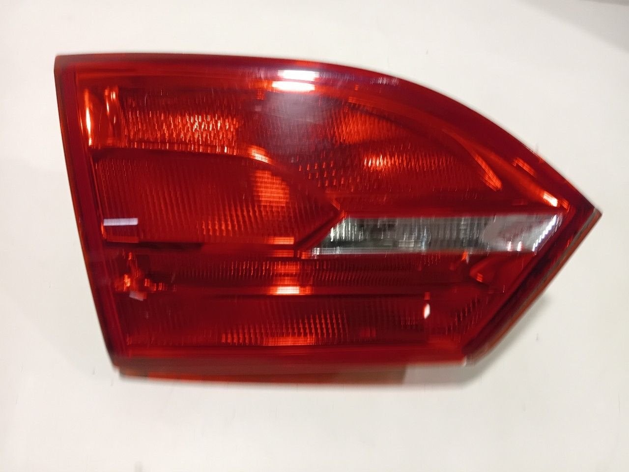 Achterlicht kofferdeksel achterklep links Volkswagen Jetta, Onderdelen@venauto.nl, Van der Ven Autorecycling B.V., Gebruikt, Ettenseweg 76, 4706 PB Roosendaal, The Netherlands