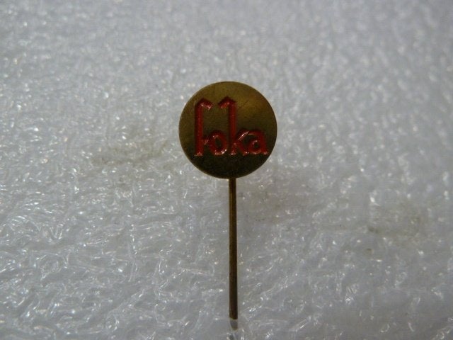 Vintage Foka Speldje - Goudkleurig met Rode Letters, Verzamelen, Ophalen of Verzenden, Gebruikt, Merk, Speldje of Pin