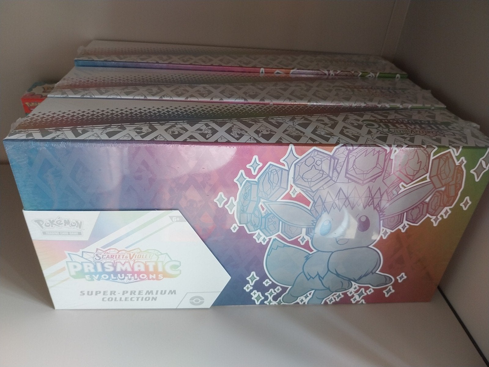 Pokémon Prismatic Evolutions Super Premium Collection, Ophalen of Verzenden, Nieuw, Boosterbox, Foil