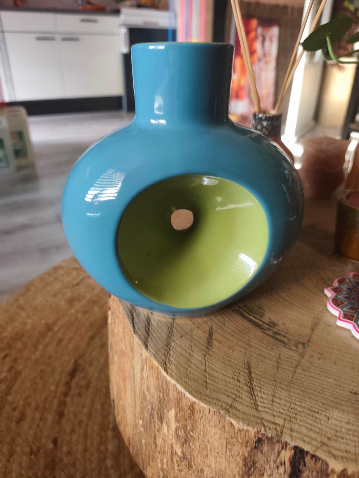 Unieke turquoise vaas met limoengroene binnenkant, Ophalen, Zo goed als nieuw, Steen/keramiek, Meerkleurig