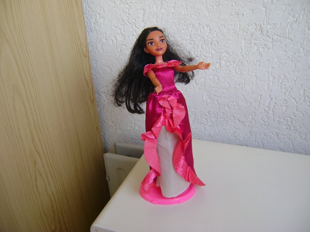 barbie van hasbro uit 2015 lange jurk met witte rok aan vast, Ophalen of Verzenden, Zo goed als nieuw, Barbie