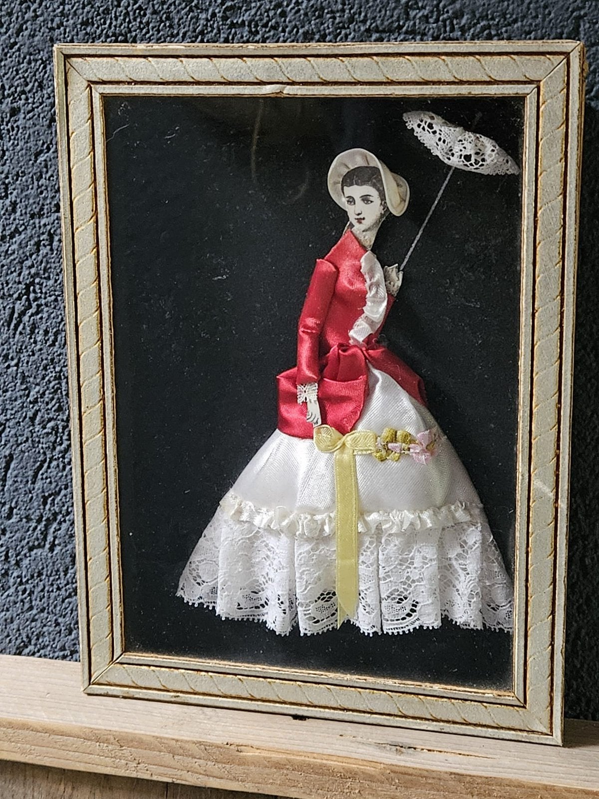 Antiek reliëfschilderij / vitrine, Verzenden