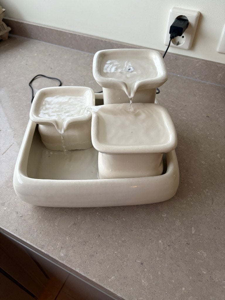 Keramische kattenfontein, Dieren en Toebehoren, Ophalen, Automatisch, Zo goed als nieuw