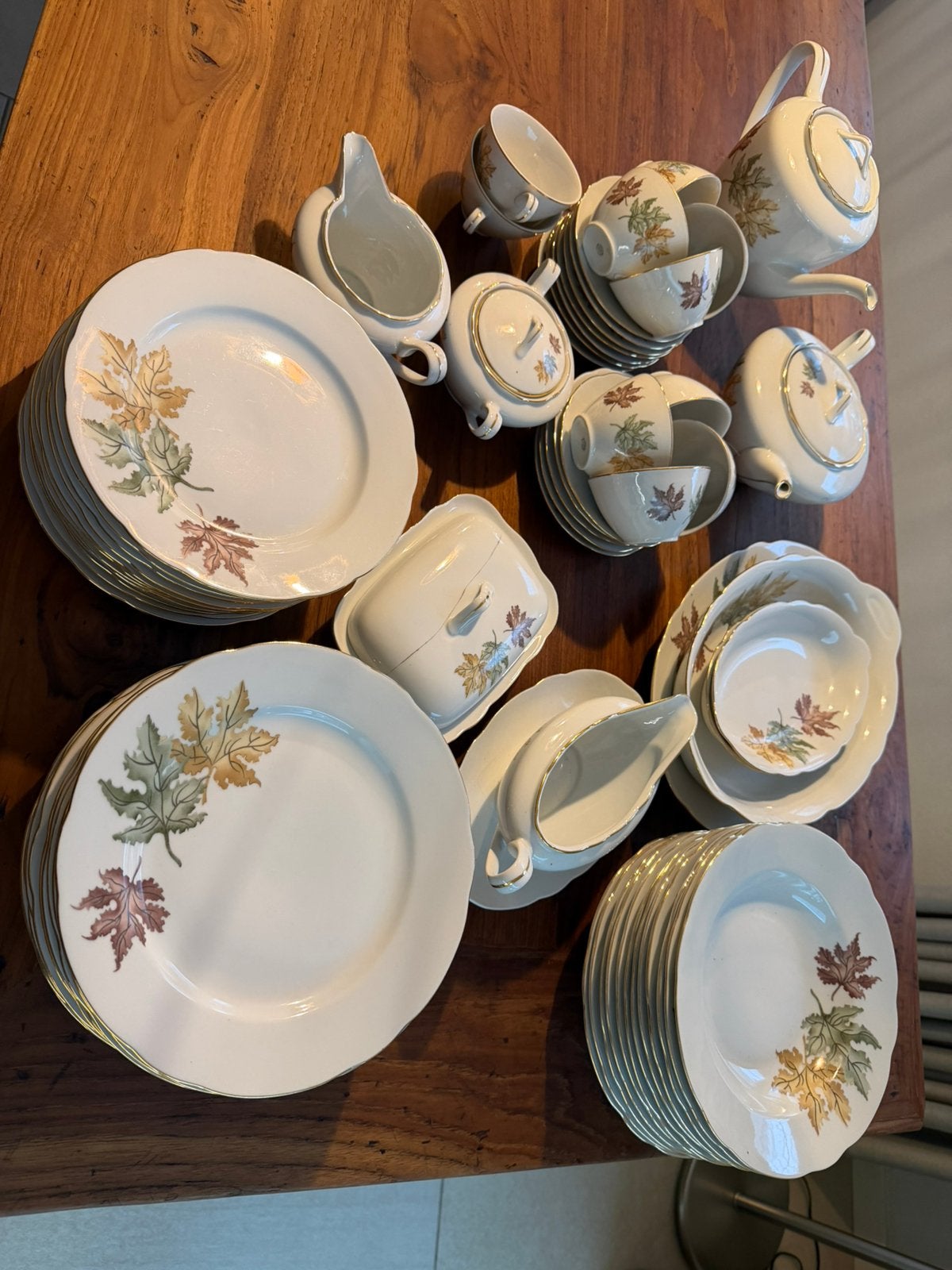 Servies met bladmotief, Ophalen