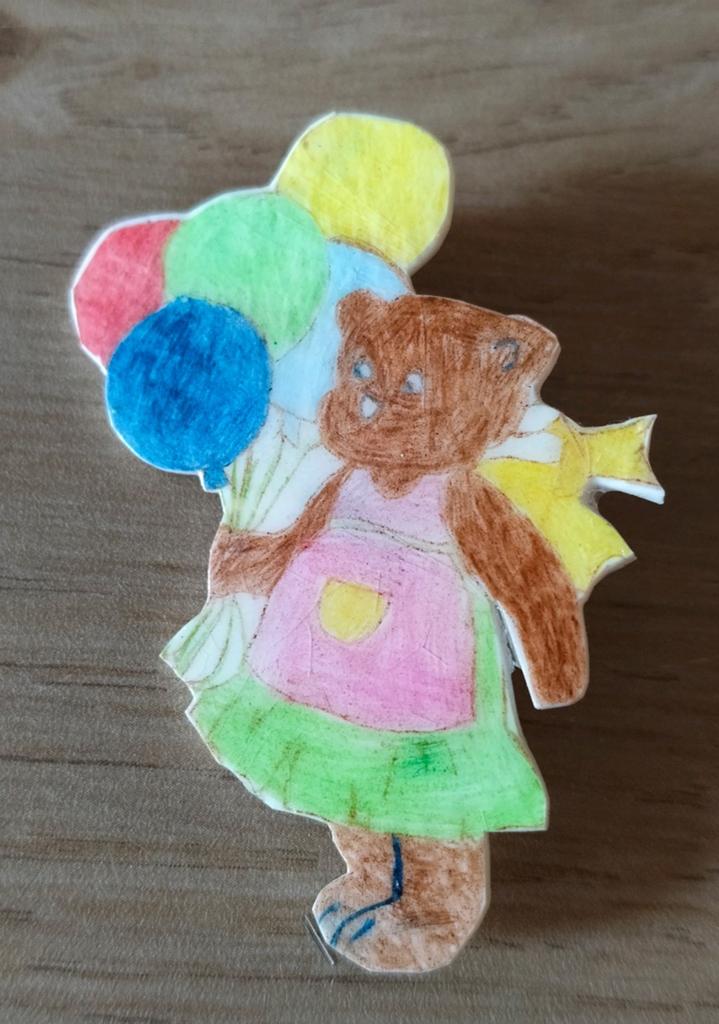 HANDGEMAAKT BROCHE BEERTJE MET BALLONNEN TROS, Verzenden, Zo goed als nieuw, Overige materialen