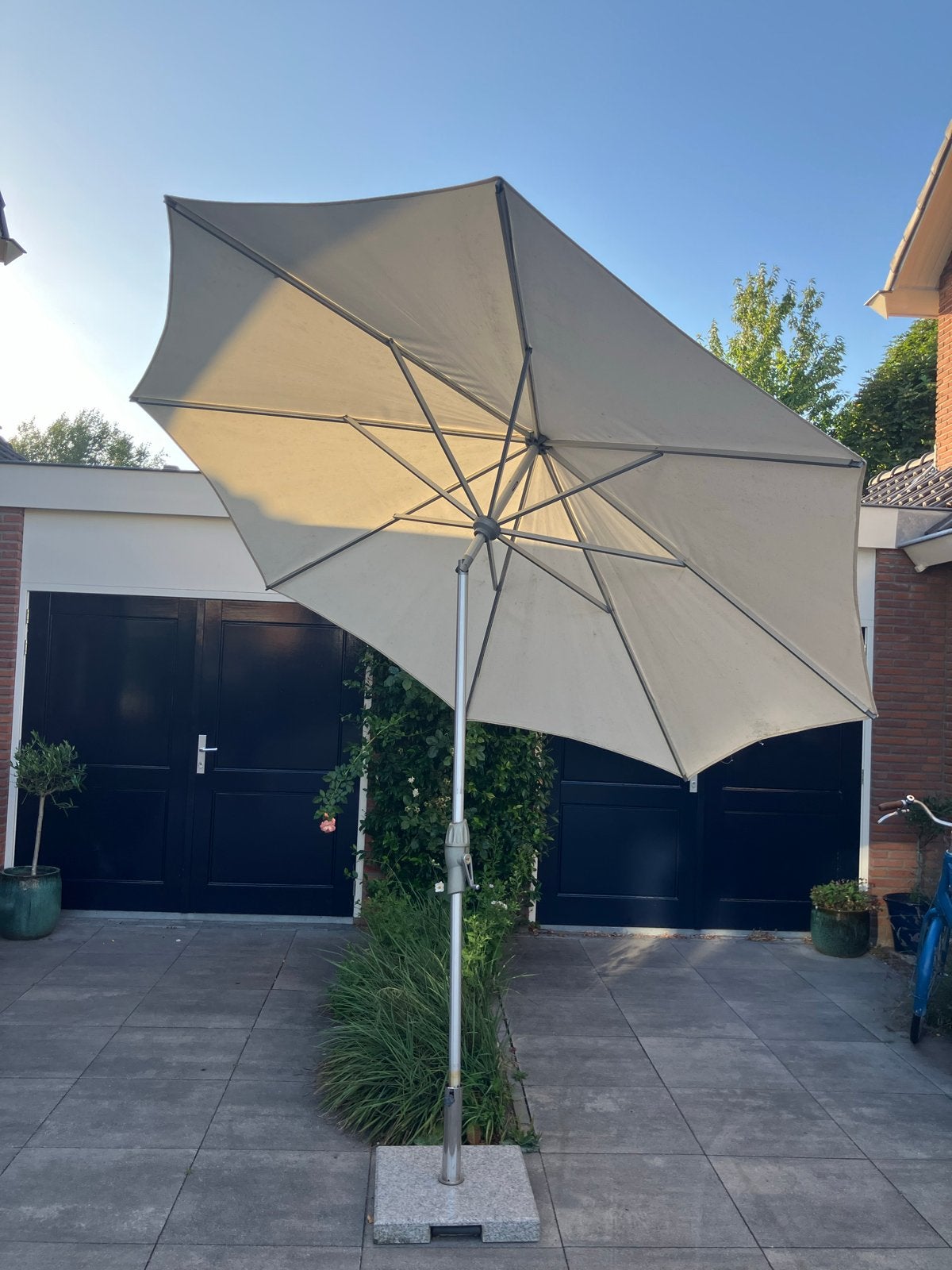 Parasol met granieten voet, Tuin en Terras, Zonneschermen, Ophalen, Gebruikt, Overige typen, 150 tot 300 cm