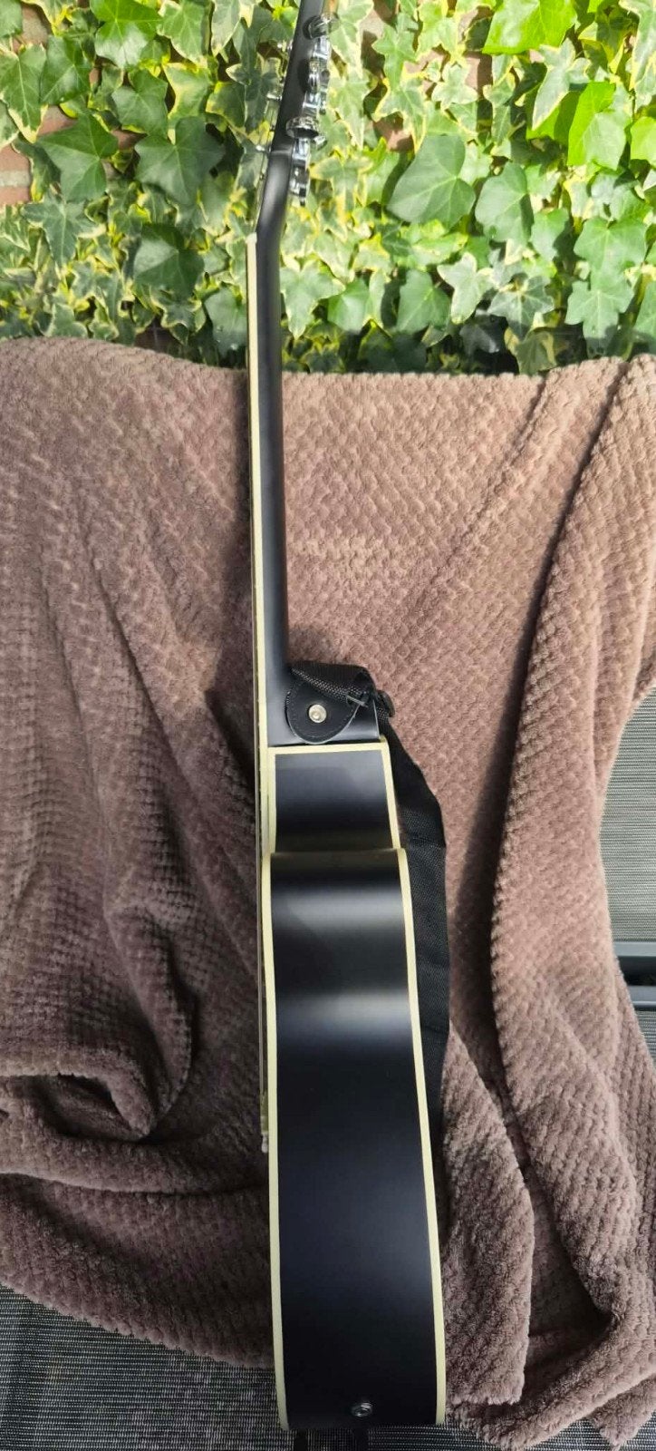 Foto 8 van Elektro-akoestische gitaar nieuw met versterker