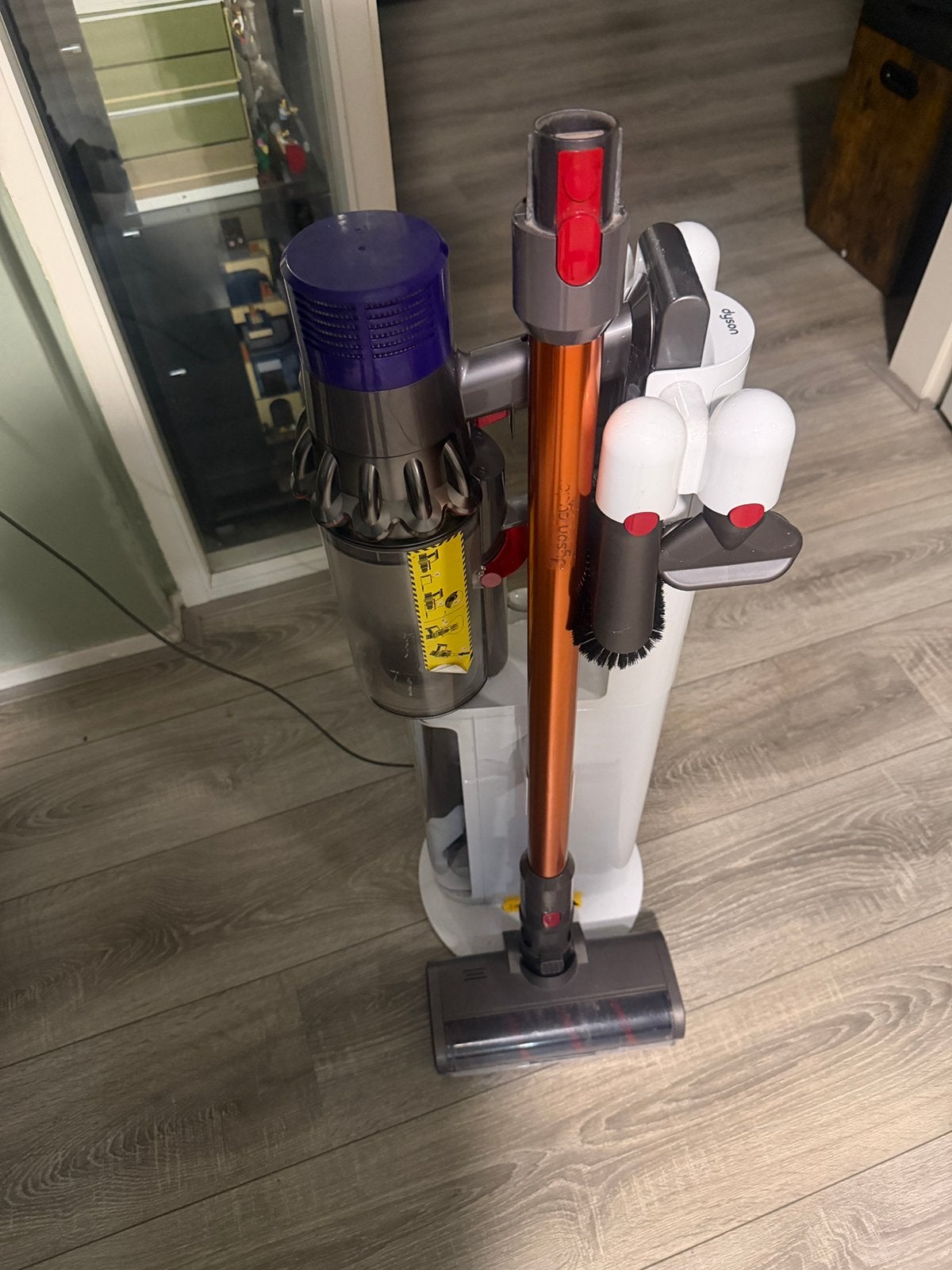dyson v10 cyclone met orginele dockingsation twv 218  euro, Ophalen, Zo goed als nieuw