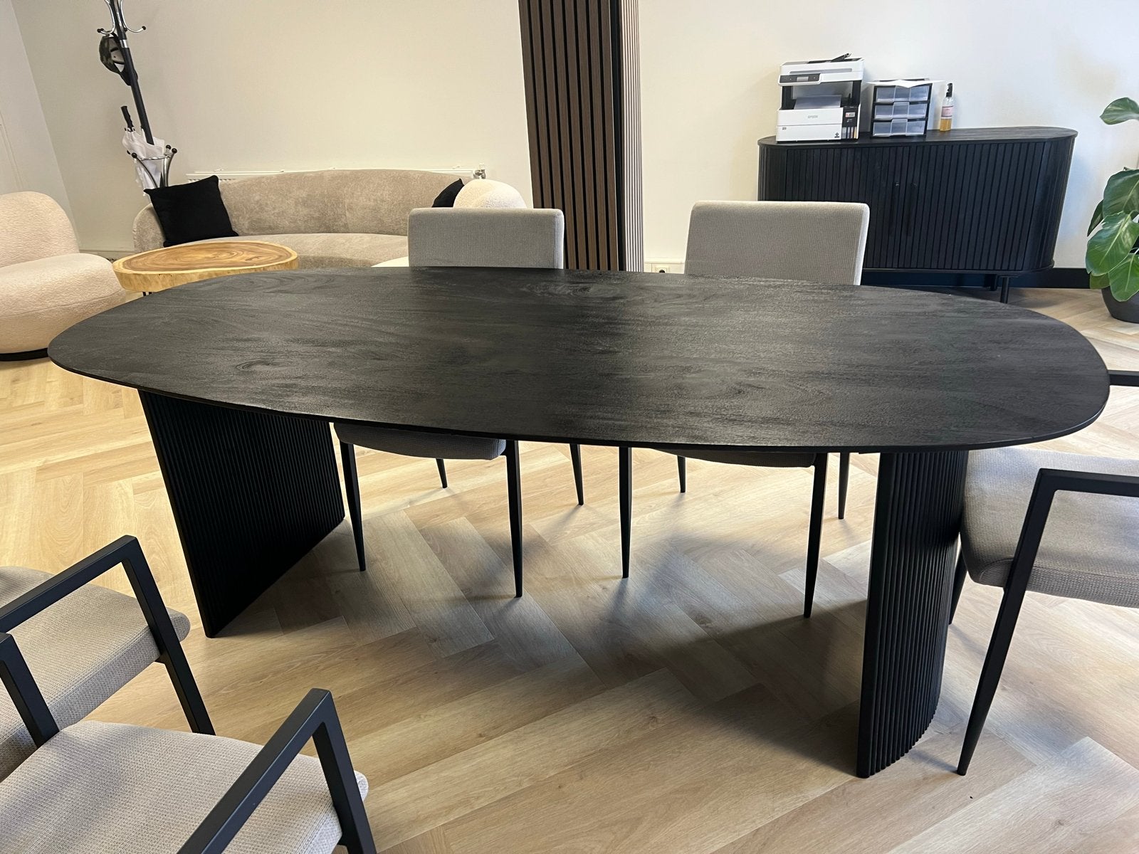 Moderne ovale eettafel 220cm met 4 stoelen - Zwart, Ophalen, 100 tot 150 cm, Zo goed als nieuw, 150 tot 200 cm