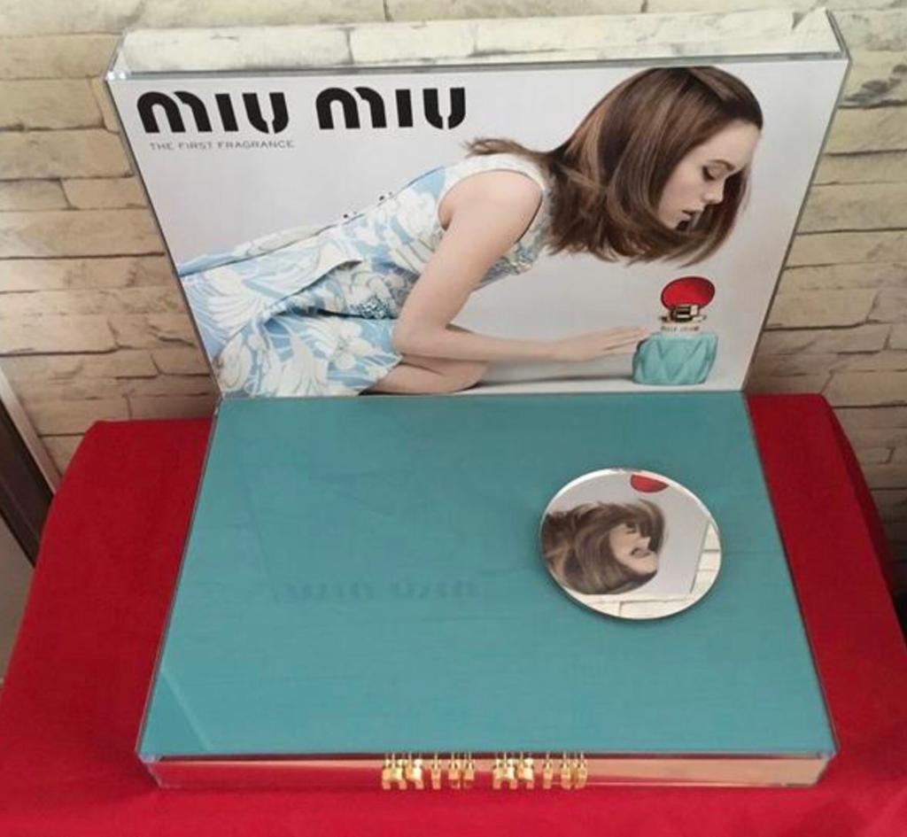 Grote zware parfum display Miu Miu. Met spiegel zgan, Ophalen of Verzenden, Zo goed als nieuw, Toebehoren