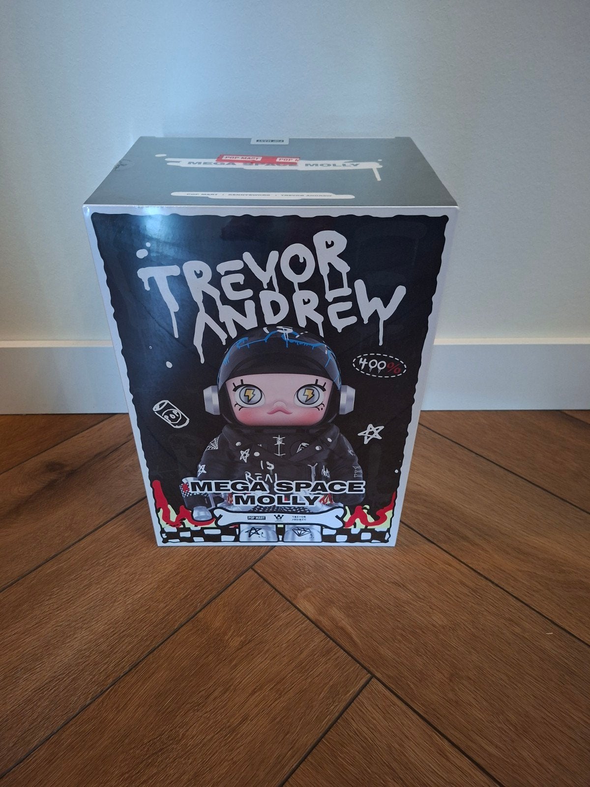 Pop Mart Mega Space Molly 400% Trevor Andrew - NIEUW, Verzamelen, Poppen, Ophalen of Verzenden, Nieuw, Pop