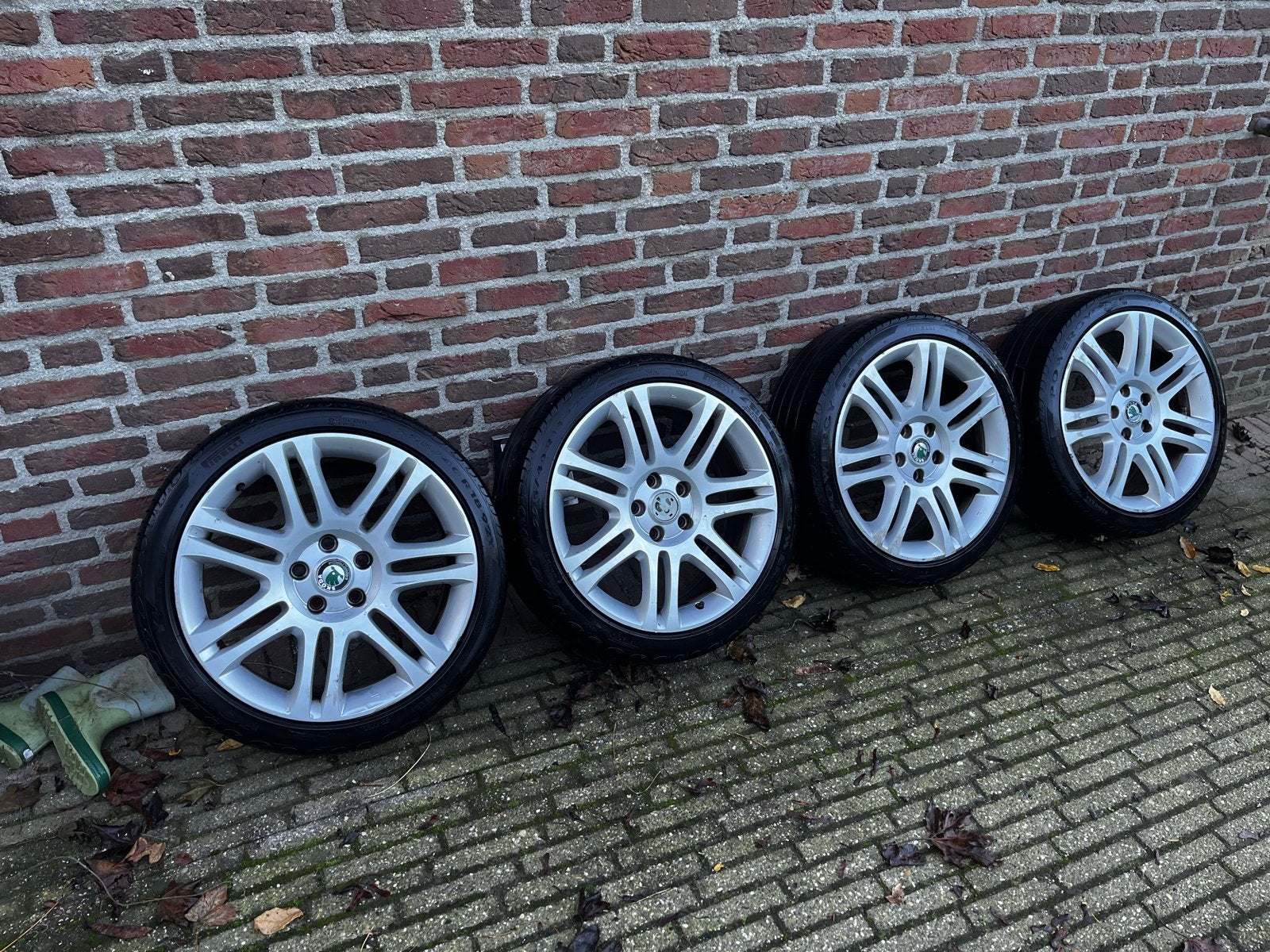 Skoda lichtmetalen velgen 18 inch met Pirelli Powergy banden, Ophalen