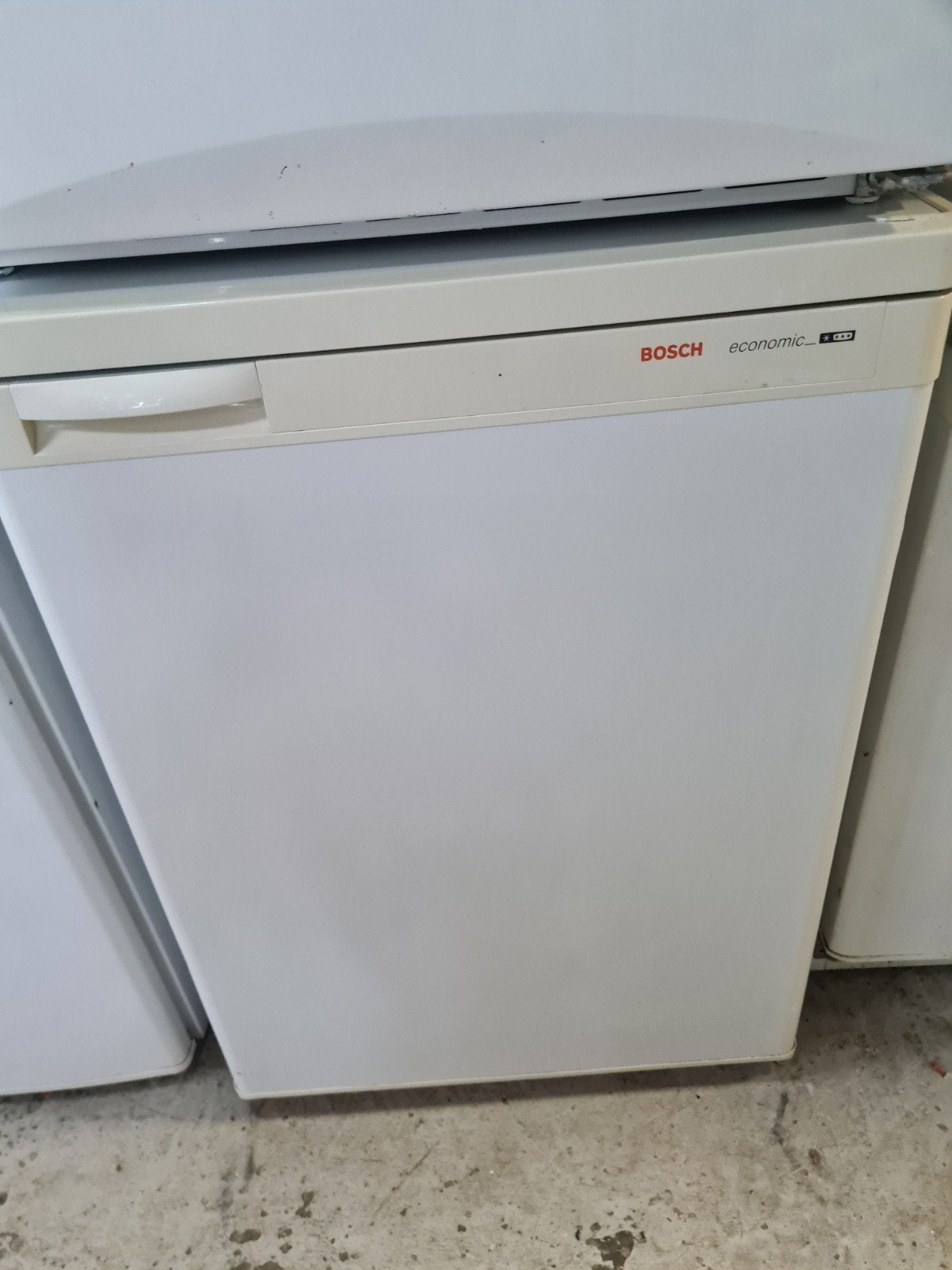 Bosch Economic Vriezer - Compact en Efficiënt, Witgoed en Apparatuur, Contact@bosch-home.com, Gebruikt, Robert Bosch GmbH, Postfach 10 60 50, 70049 Stuttgart, Duitsland
