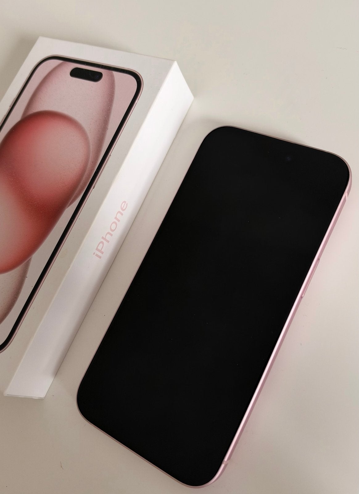 Foto 3 van Apple iPhone 15 Roze 256GB - Zo goed als nieuw