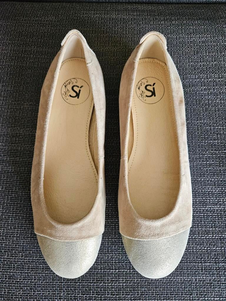 NIEUW SÍ beige suède ballerina's maat 37., Nieuw, SÍ, Beige, Ballerina's