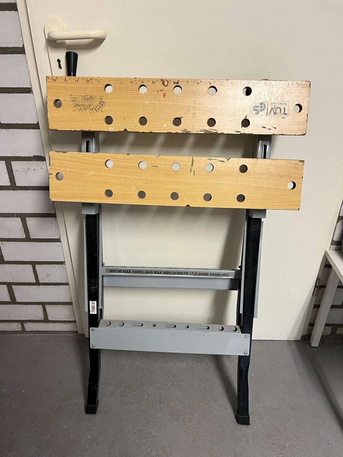 Inklapbare werkbank met bankschroef, max 100kg, Doe-het-zelf en Verbouw, Werkbanken, Ophalen, Gebruikt, 70 tot 120 cm, Bankschroef