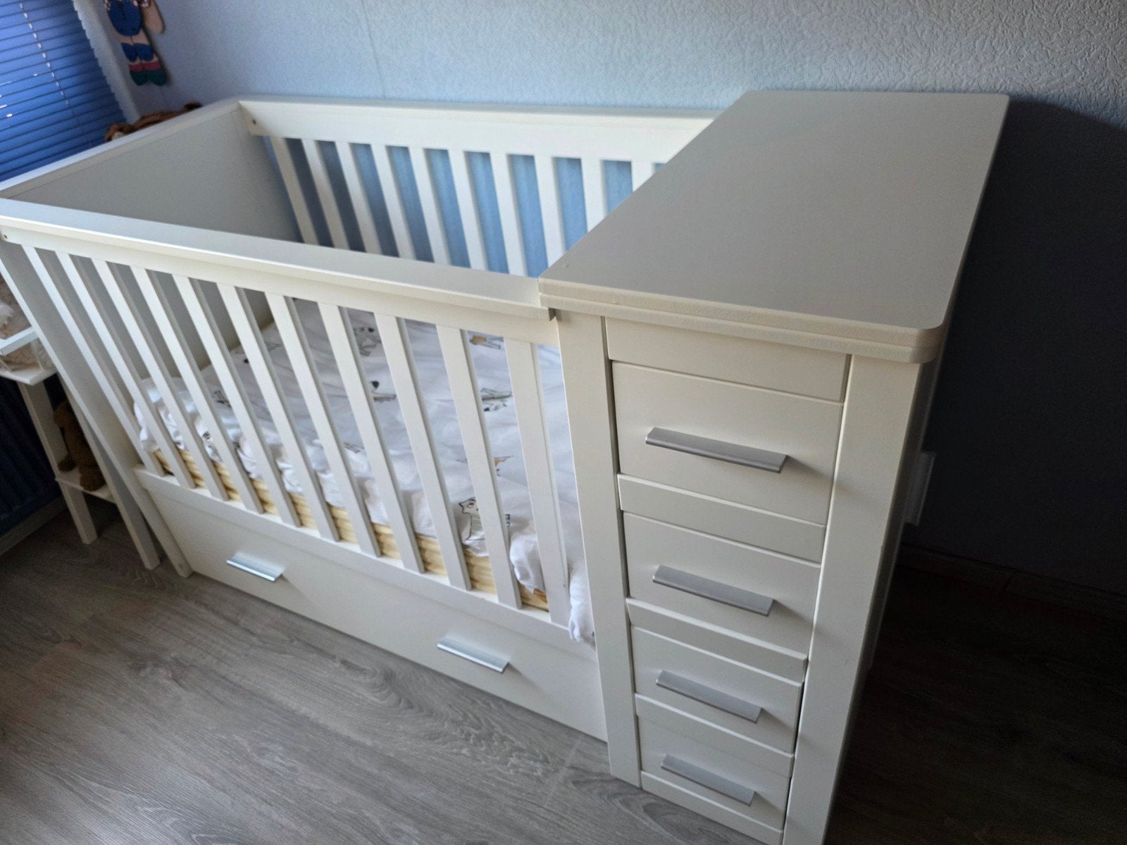 Zeer stevig ledikant met ingebouwde commode, Ophalen, Gebruikt, Jongetje of Meisje