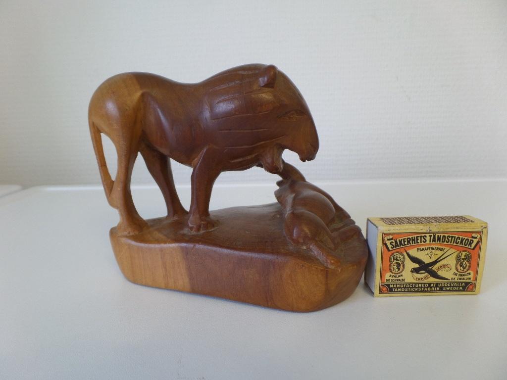 Beeldje van hout, Mannetjesleeuw met prooi (zebra)-(#8947), Ophalen of Verzenden, Zo goed als nieuw, Dier