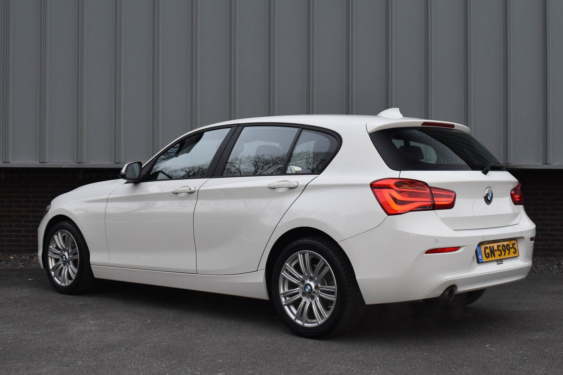 BMW 1-serie 120i Aut. 177PK | Leder | Navi | NL Auto | Deal., Auto's, Achterwielaandrijving, Gebruikt, 4 cilinders, Wit