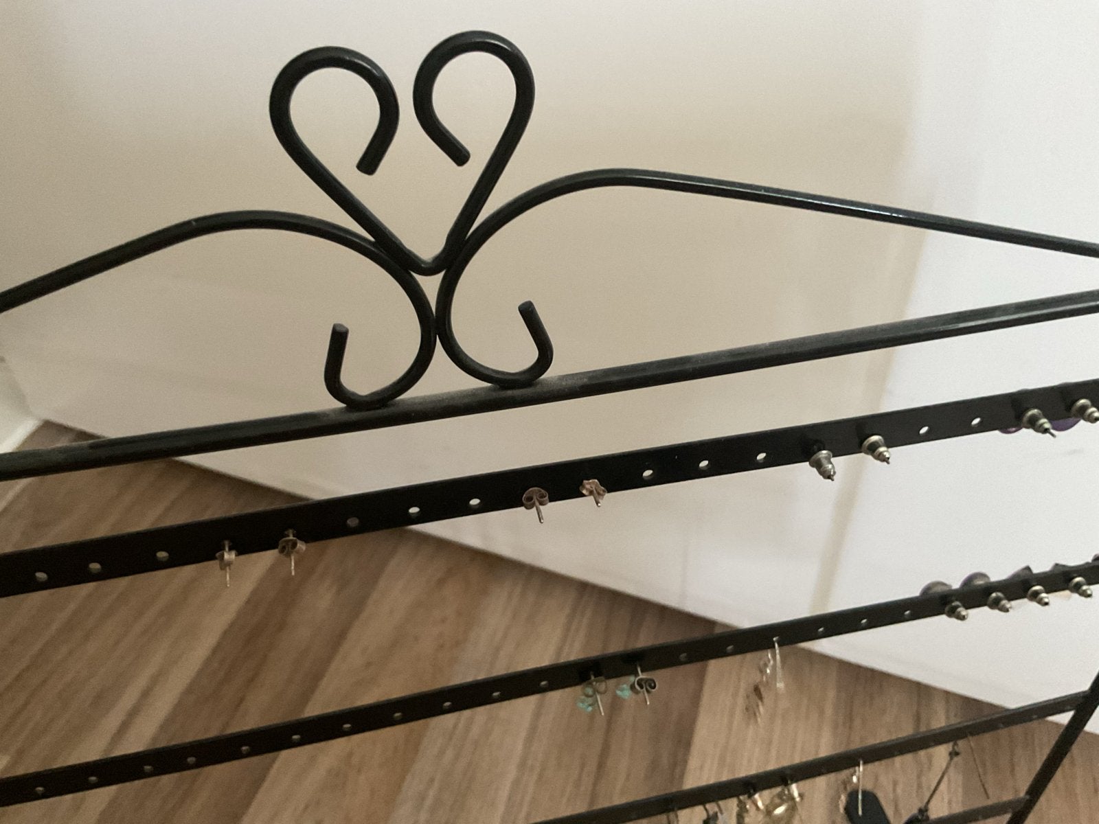 Zwart metalen oorbellenrekje met hartjesdesign, Sieraden, Tassen en Uiterlijk, Oorbellen, Overige materialen, Gebruikt, Zwart