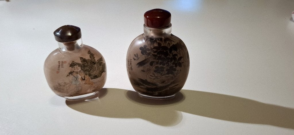 2 Chinese beschilderde snuifdoosjes van glas, 20e eeuw., Antiek en Kunst, Kunst | Niet-Westerse kunst, Verzenden, Overige typen