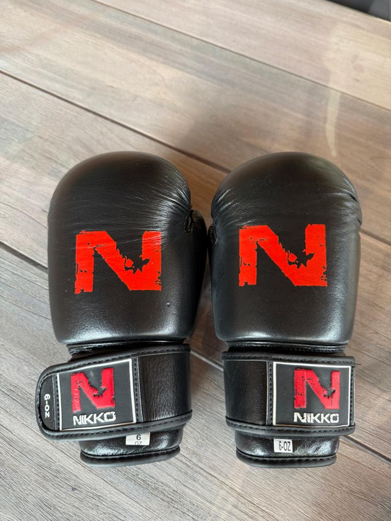 Nikko 6 oz bokshandschoenen - Zwart, Ophalen of Verzenden, Gebruikt, Bokshandschoenen