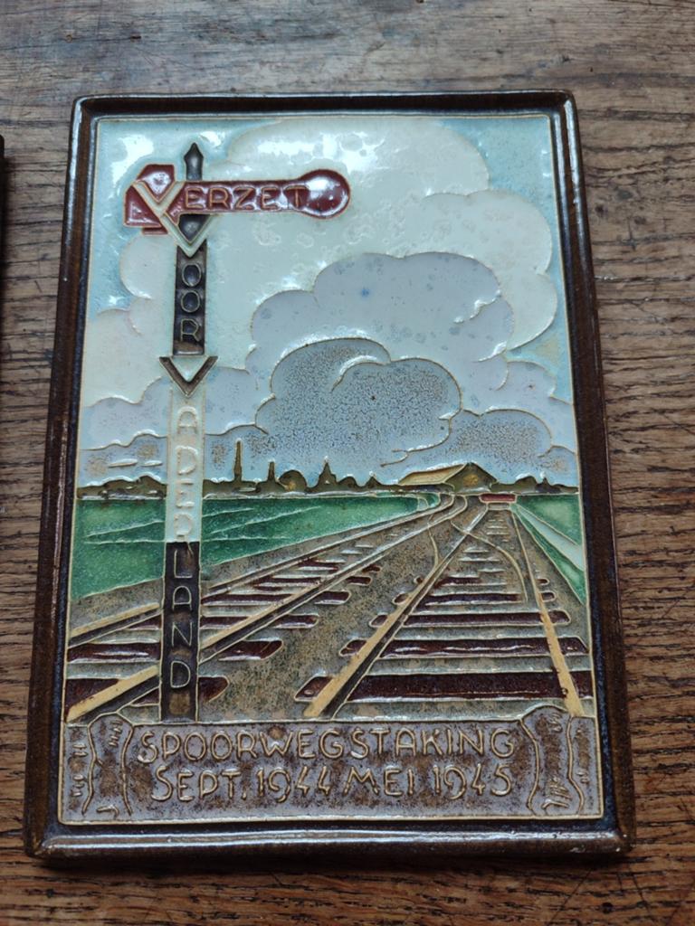 Zeldzaam Delfts cloisonné tegel: Spoorwegstaking 1944-1945, Antiek en Kunst, Ophalen of Verzenden