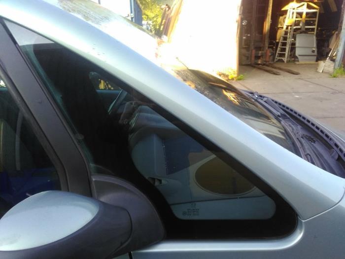 Driehoeks Ruit rechts-voor van een Peugeot 1007, Auto-onderdelen, Ruiten en Toebehoren, Ophalen of Verzenden, 3 maanden garantie