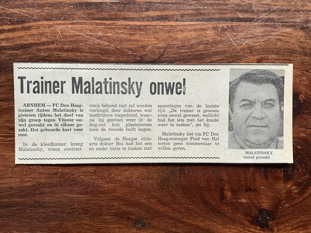 Voetbal krantenartikel FC Den Haag Trainer onwel 1977 ADO, Ophalen of Verzenden, Knipsel(s)